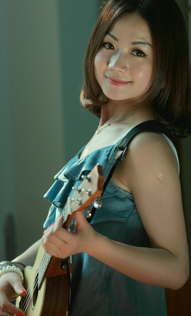 室内人像弹吉他的姑娘