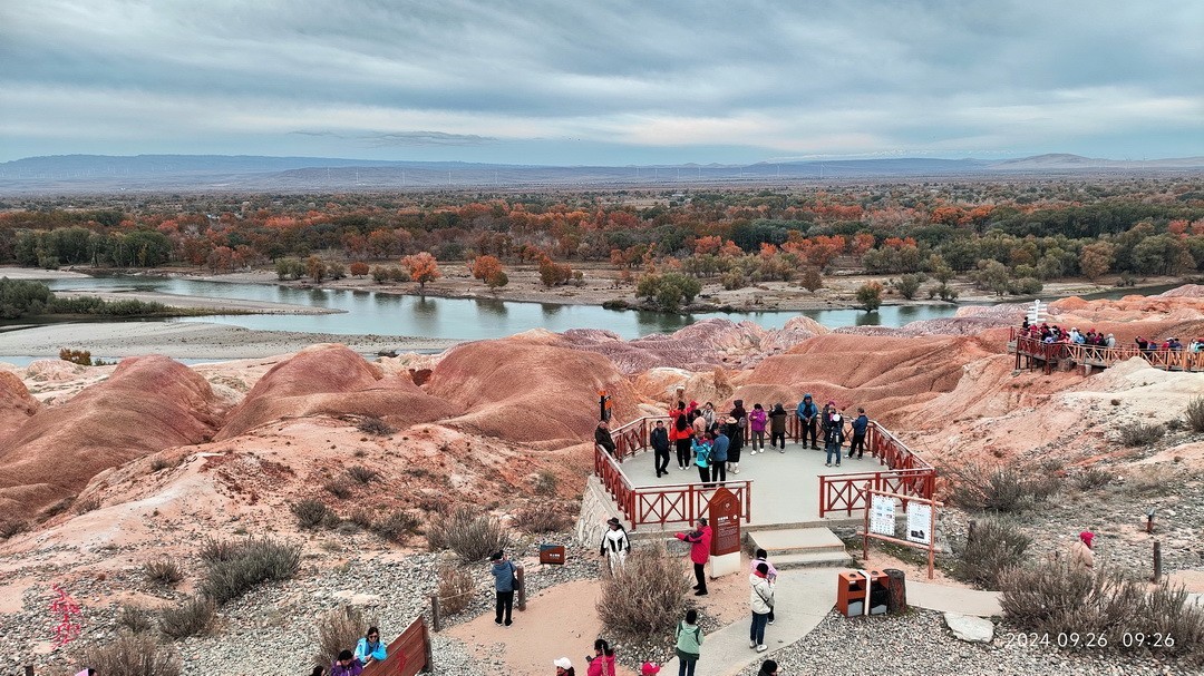 新疆最美雅丹地貌|五彩滩       周鸣天
