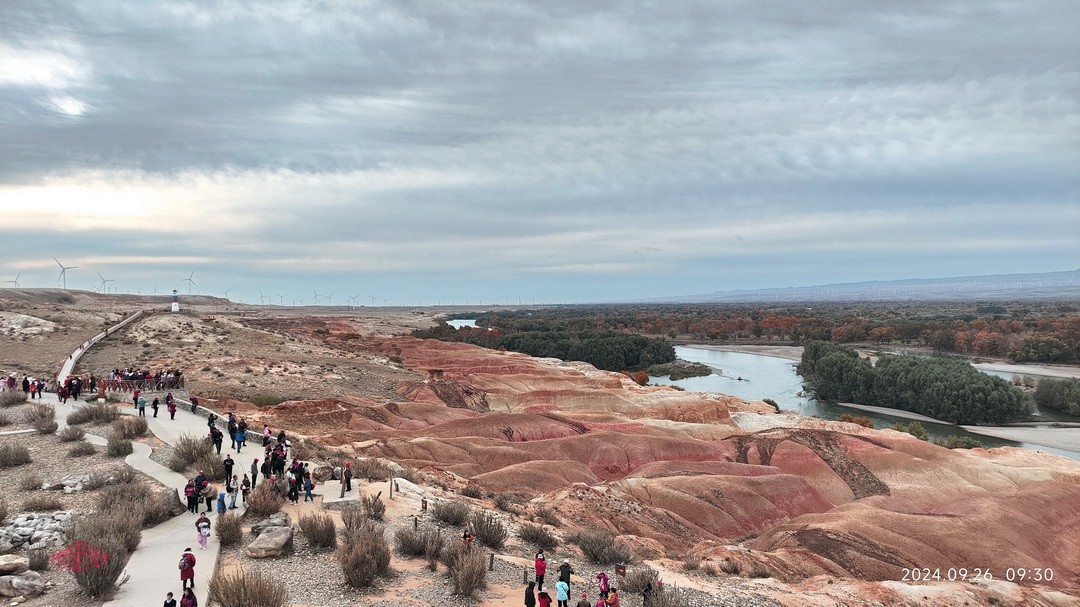 新疆最美雅丹地貌|五彩滩       周鸣天