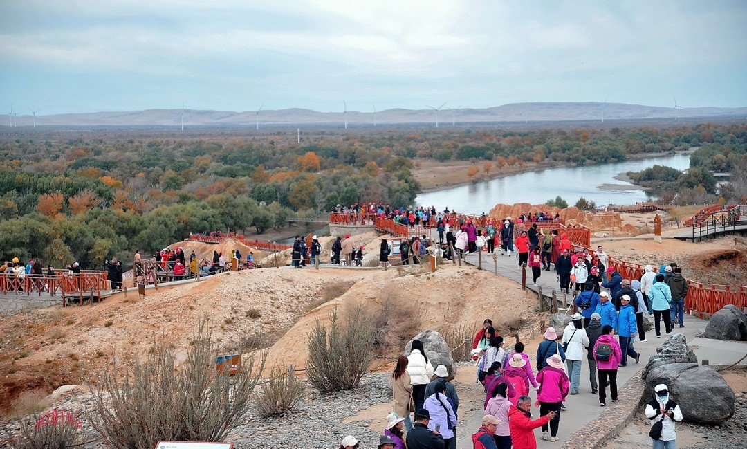 新疆最美雅丹地貌|五彩滩       周鸣天