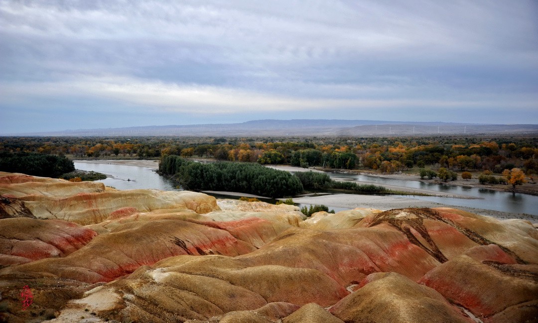 新疆最美雅丹地貌|五彩滩       周鸣天