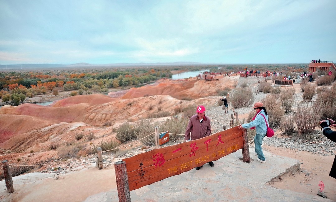 新疆最美雅丹地貌|五彩滩       周鸣天