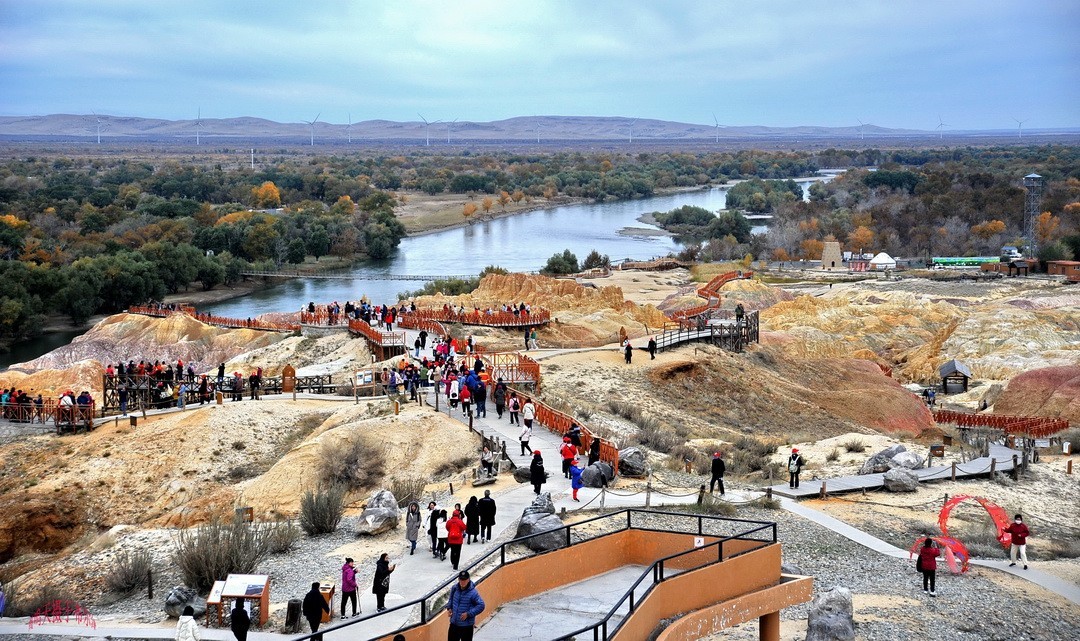 新疆最美雅丹地貌|五彩滩       周鸣天