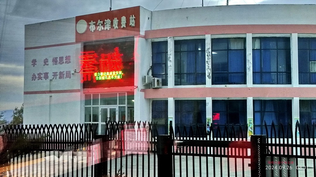 新疆最美雅丹地貌|五彩滩       周鸣天