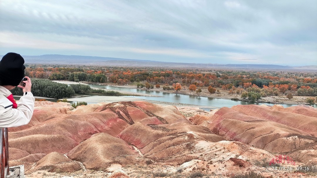 新疆最美雅丹地貌|五彩滩       周鸣天