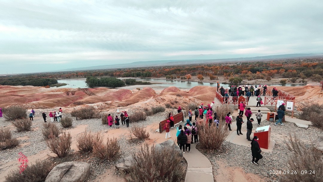新疆最美雅丹地貌|五彩滩       周鸣天