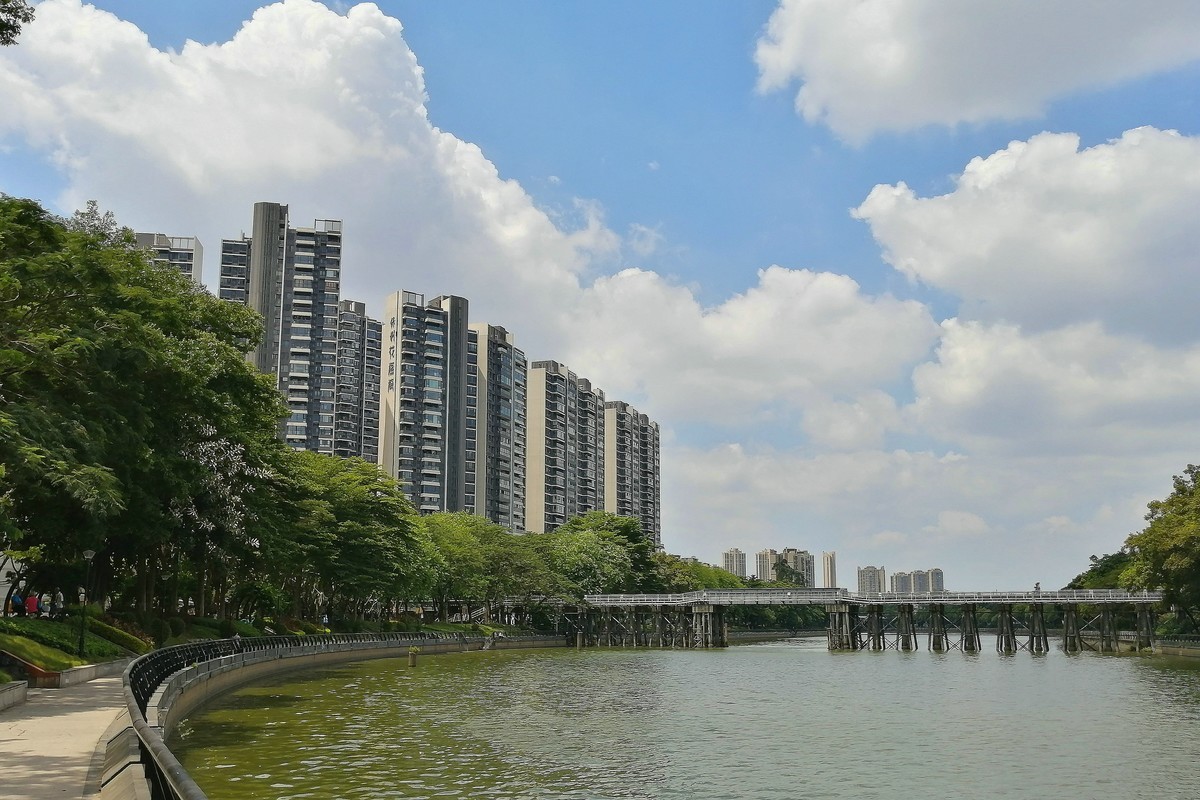 旧铁路桥。