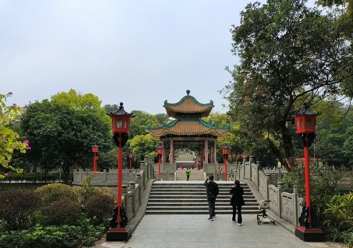 清明节--烈士陵园。