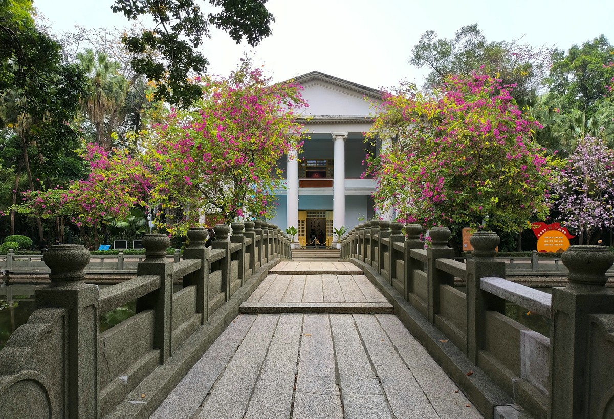 清明节--烈士陵园。