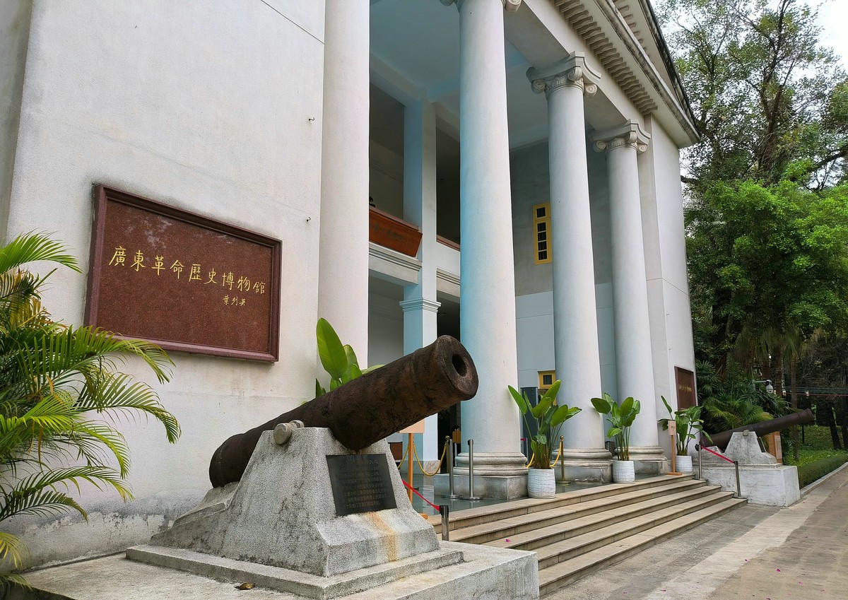 清明节--烈士陵园。