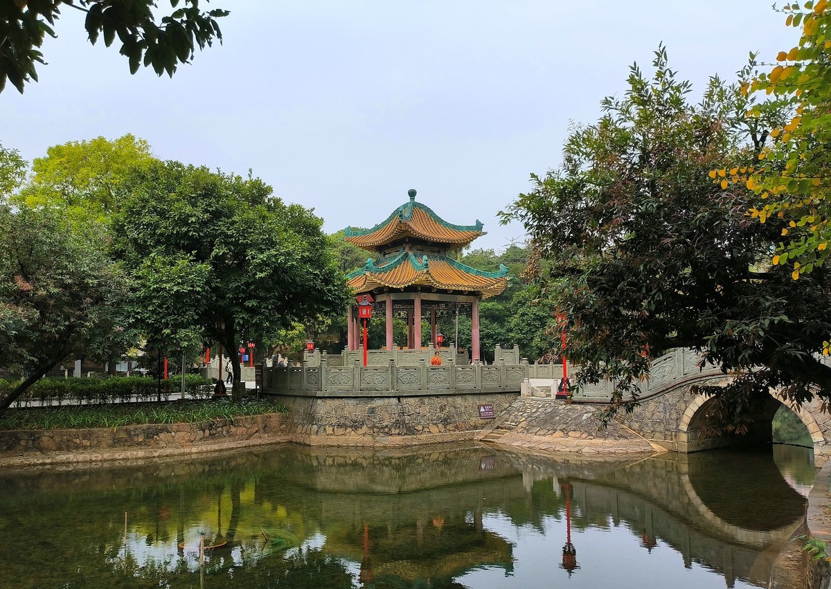 清明节--烈士陵园。