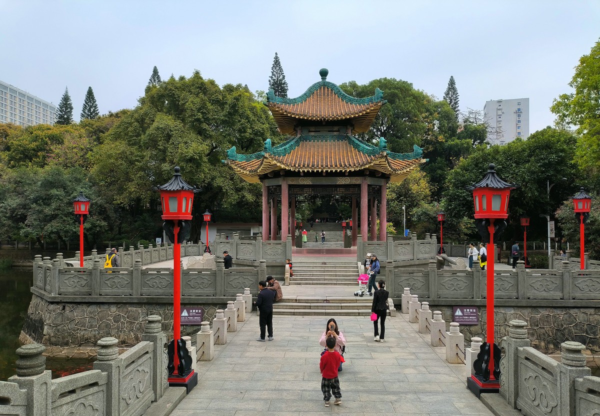 清明节--烈士陵园。