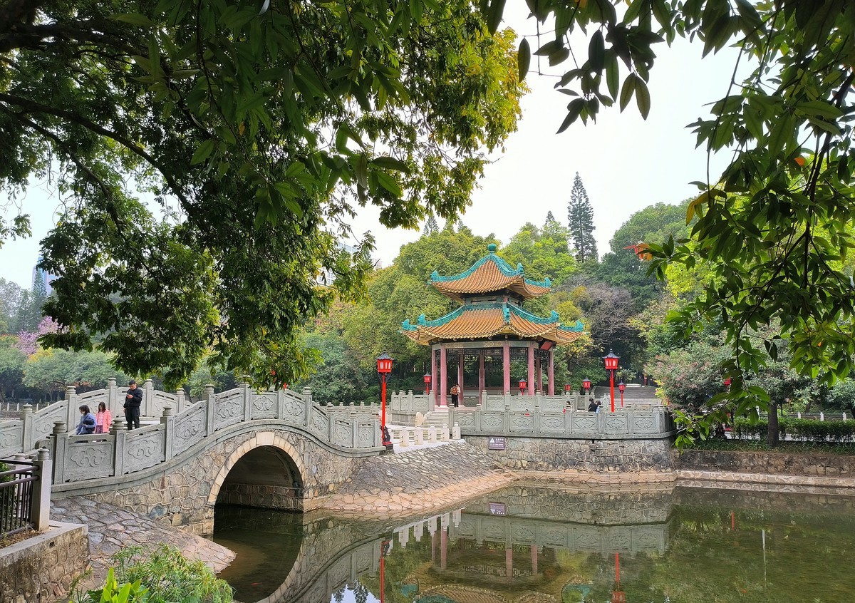 清明节--烈士陵园。