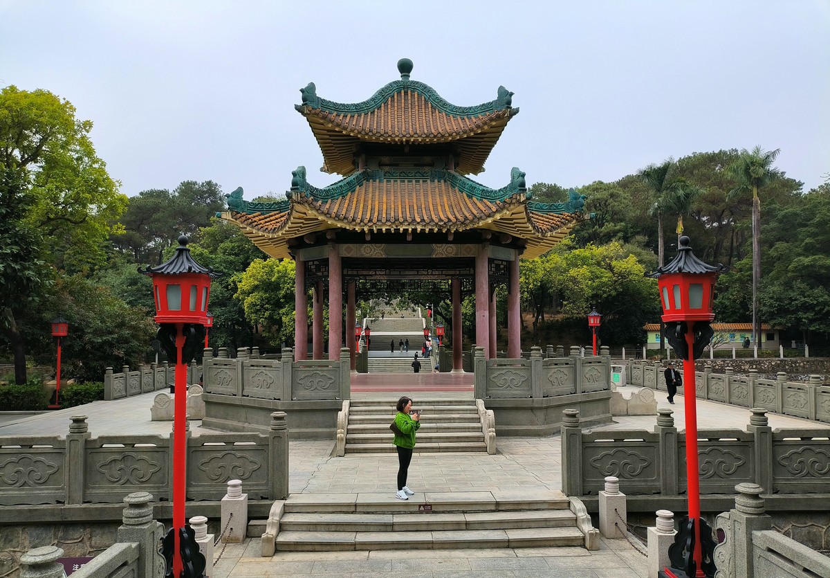 清明节--烈士陵园。