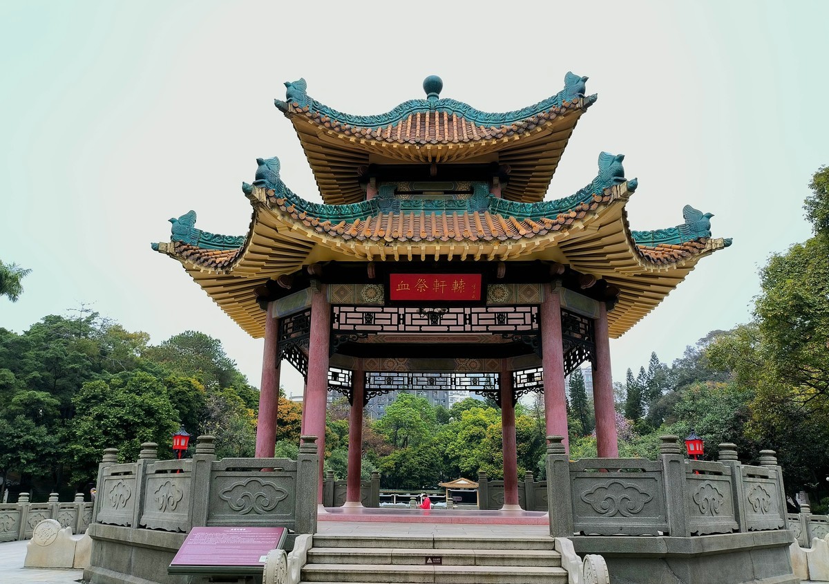 清明节--烈士陵园。