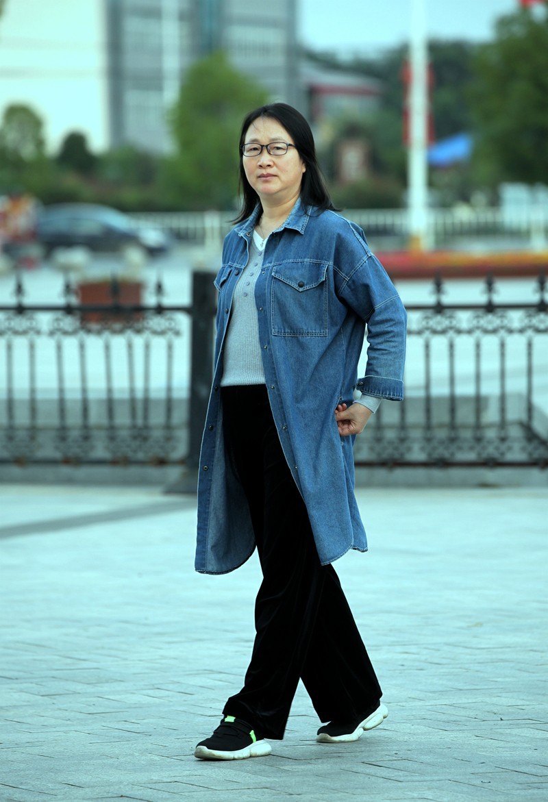 定点抓拍  好好走路  别看镜头  2