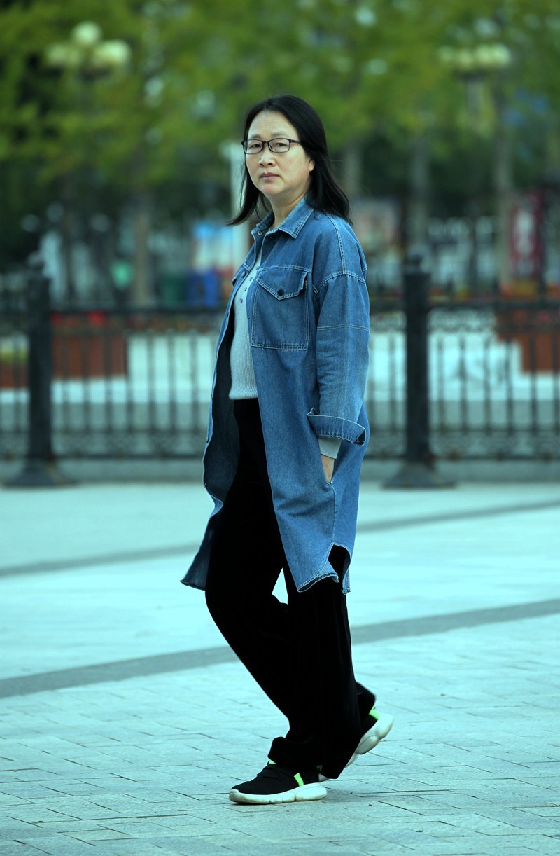 定点抓拍  好好走路  别看镜头  2