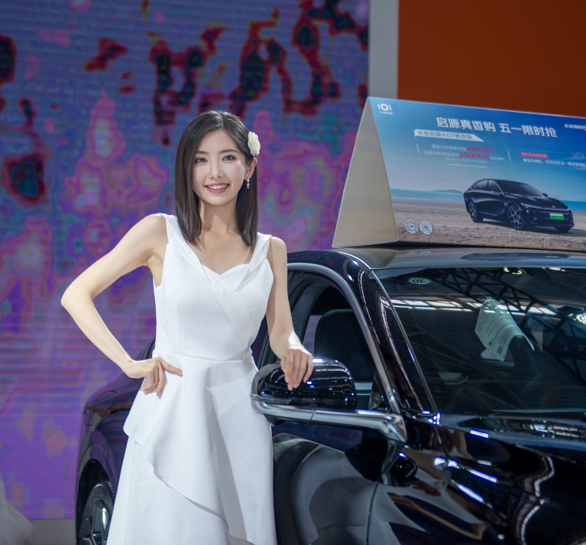 天津国际汽车交易会上的美女车模