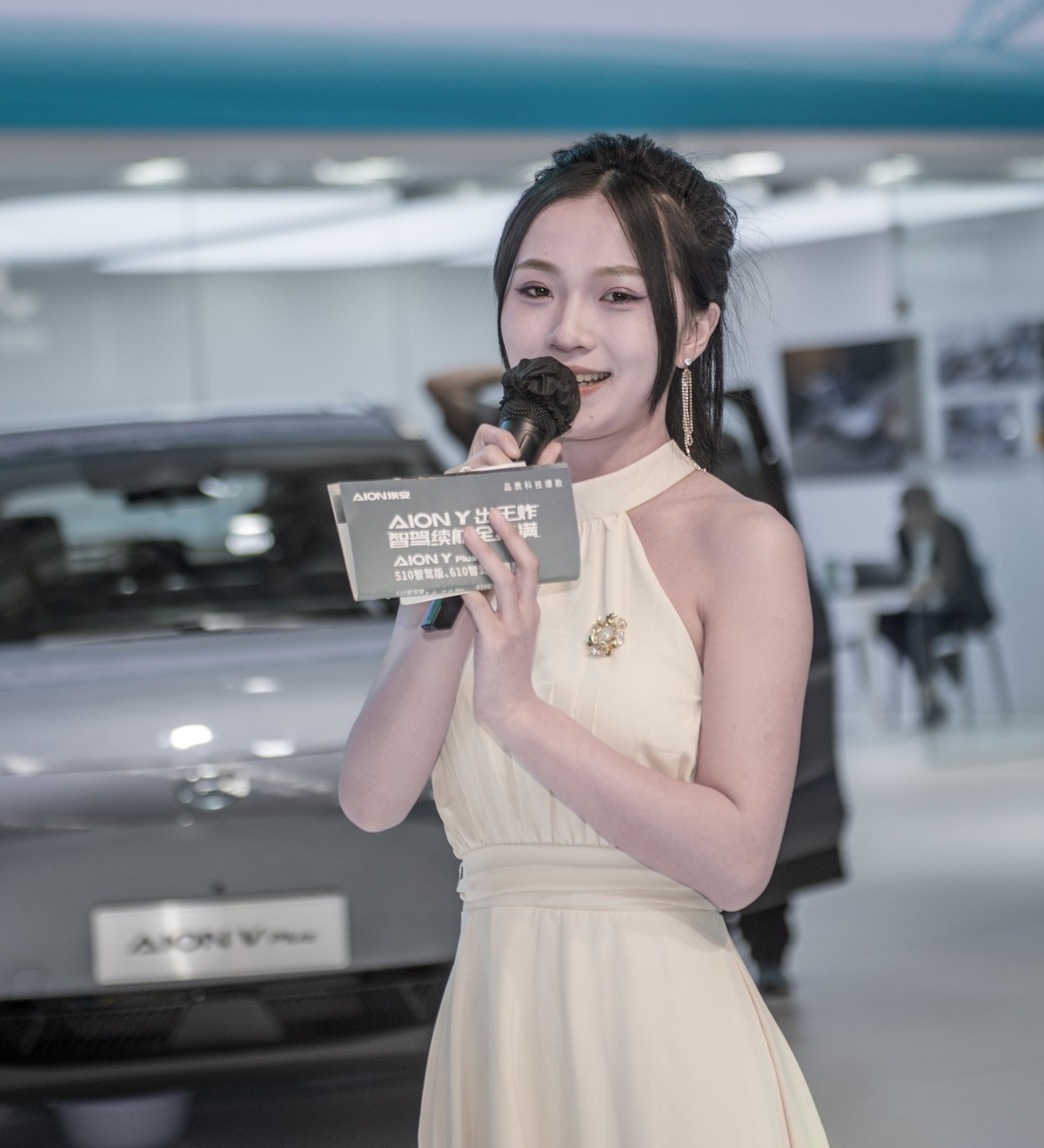 天津国际汽车交易会上的美女车模