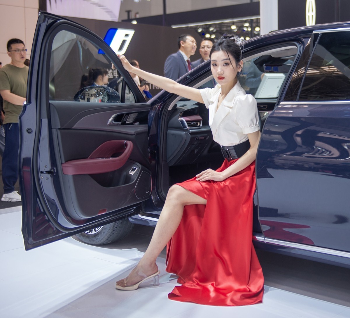 天津国际汽车交易会上的美女车模
