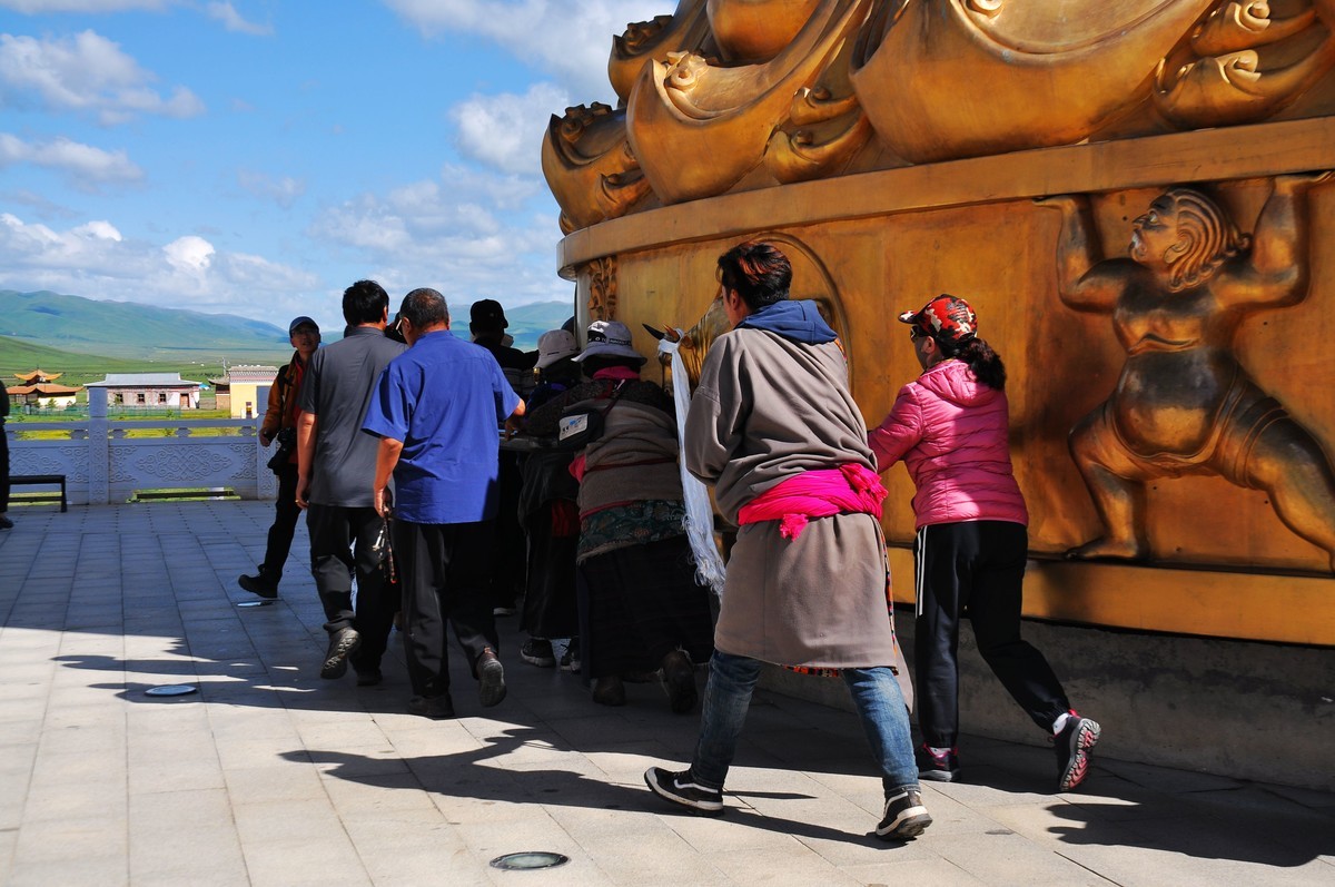 娘玛寺--世界上最大的转经筒