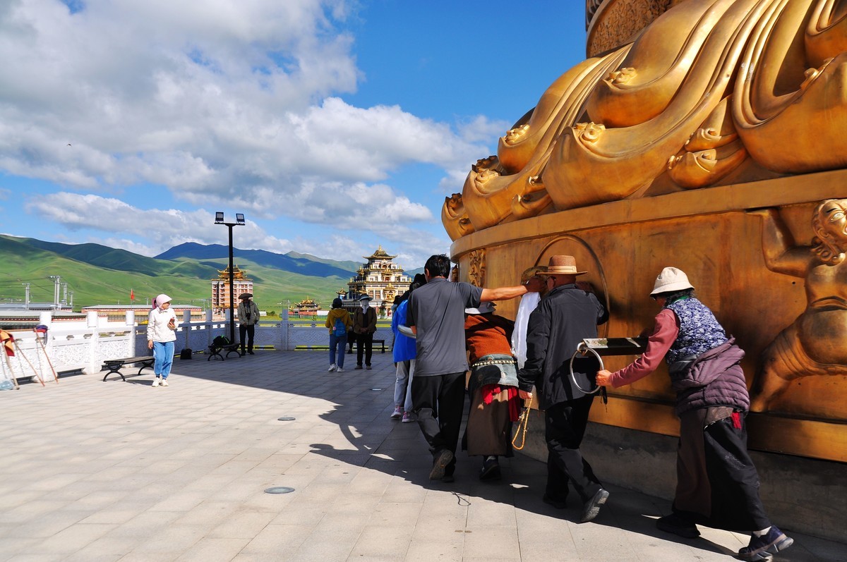 娘玛寺--世界上最大的转经筒