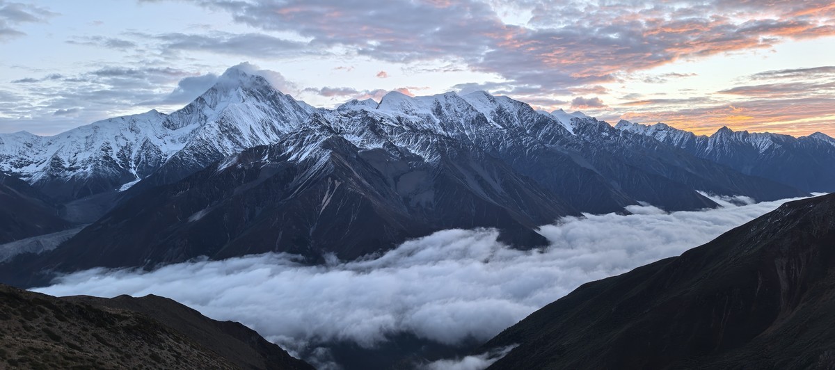 贡嘎山之日出风光