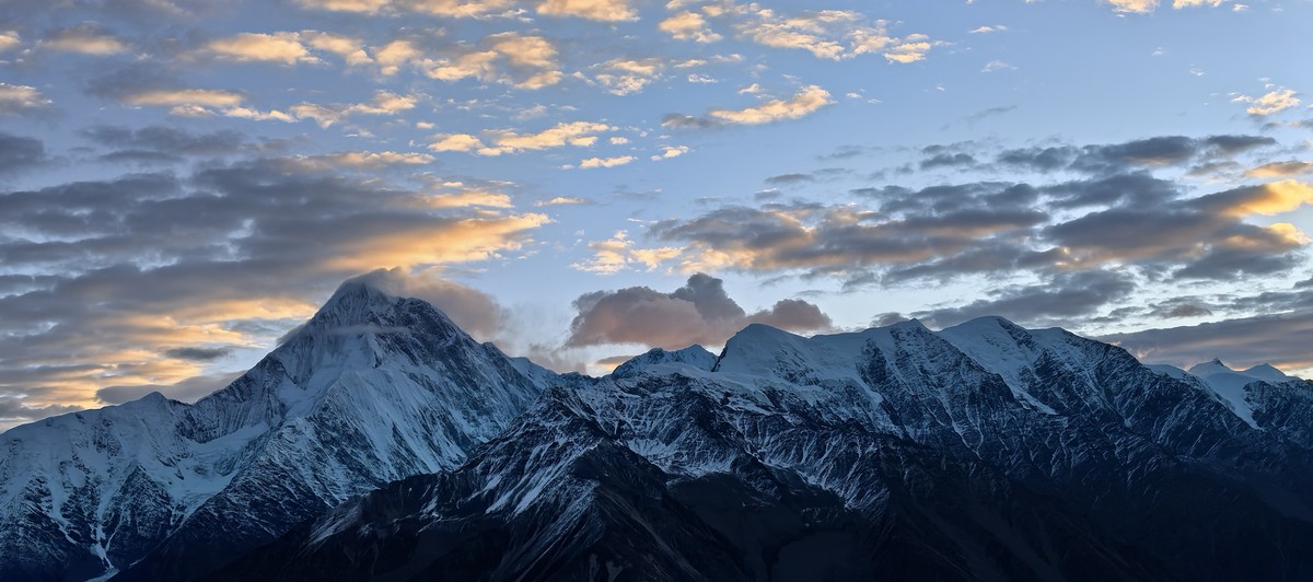 贡嘎山之日出风光