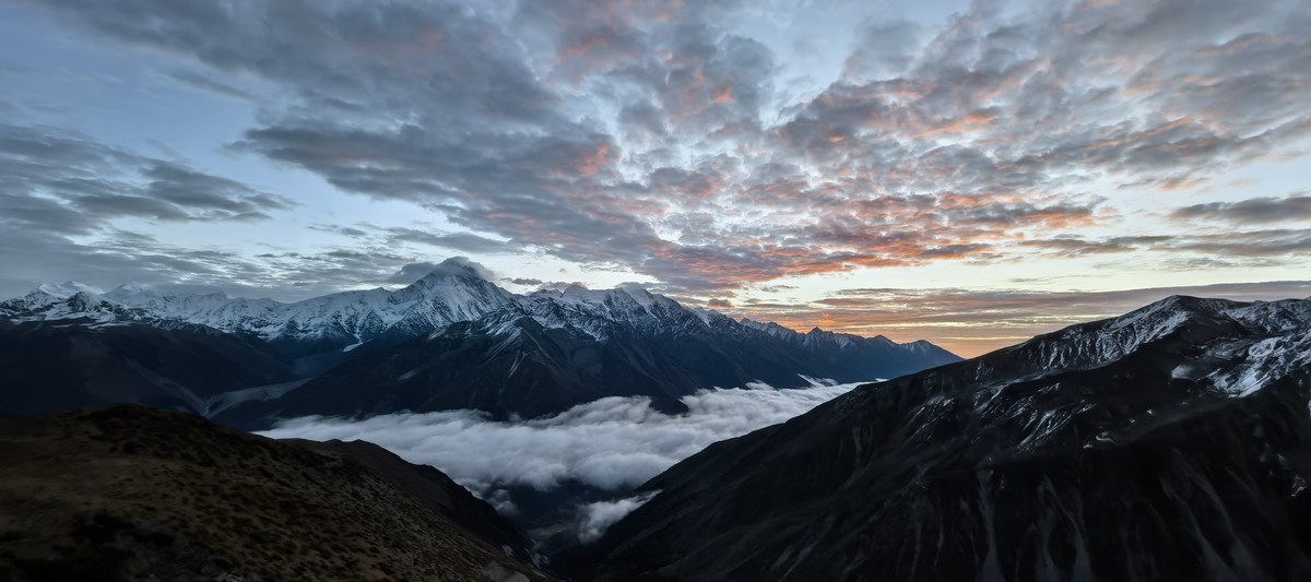 贡嘎山之日出风光