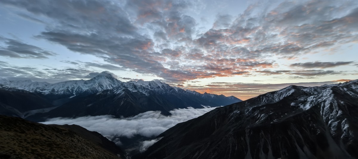 贡嘎山之日出风光
