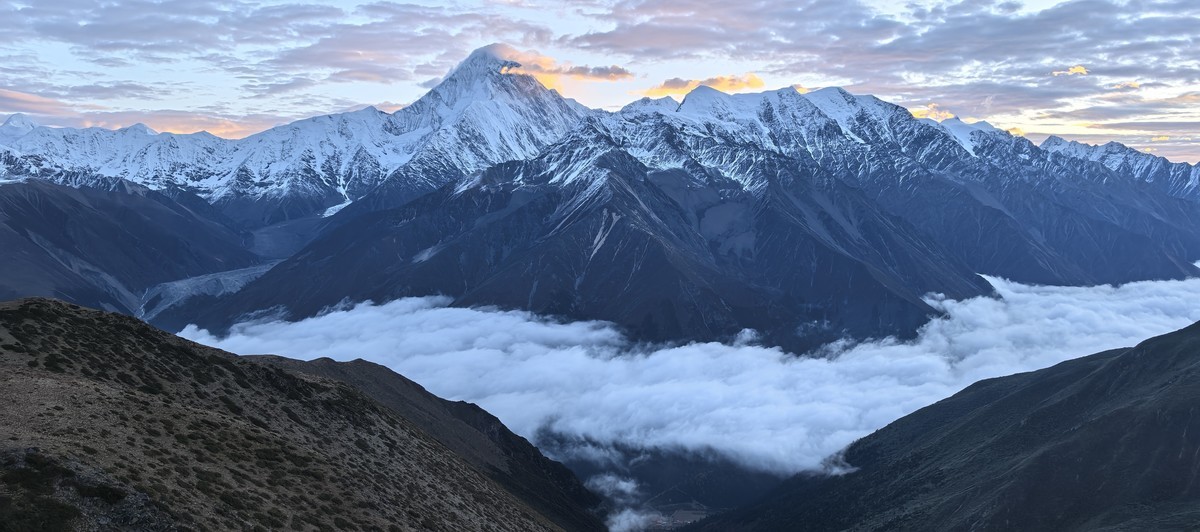 贡嘎山之日出风光