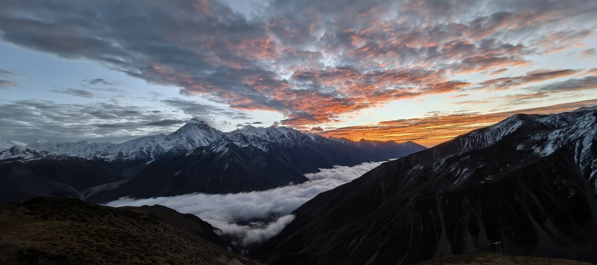 贡嘎山之日出风光