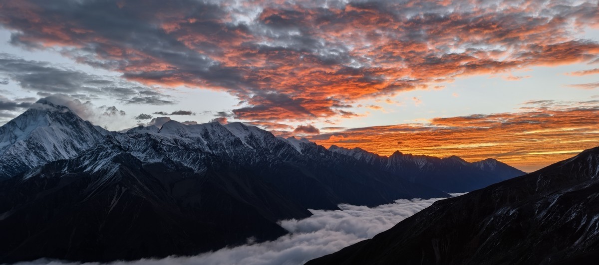 贡嘎山之日出风光