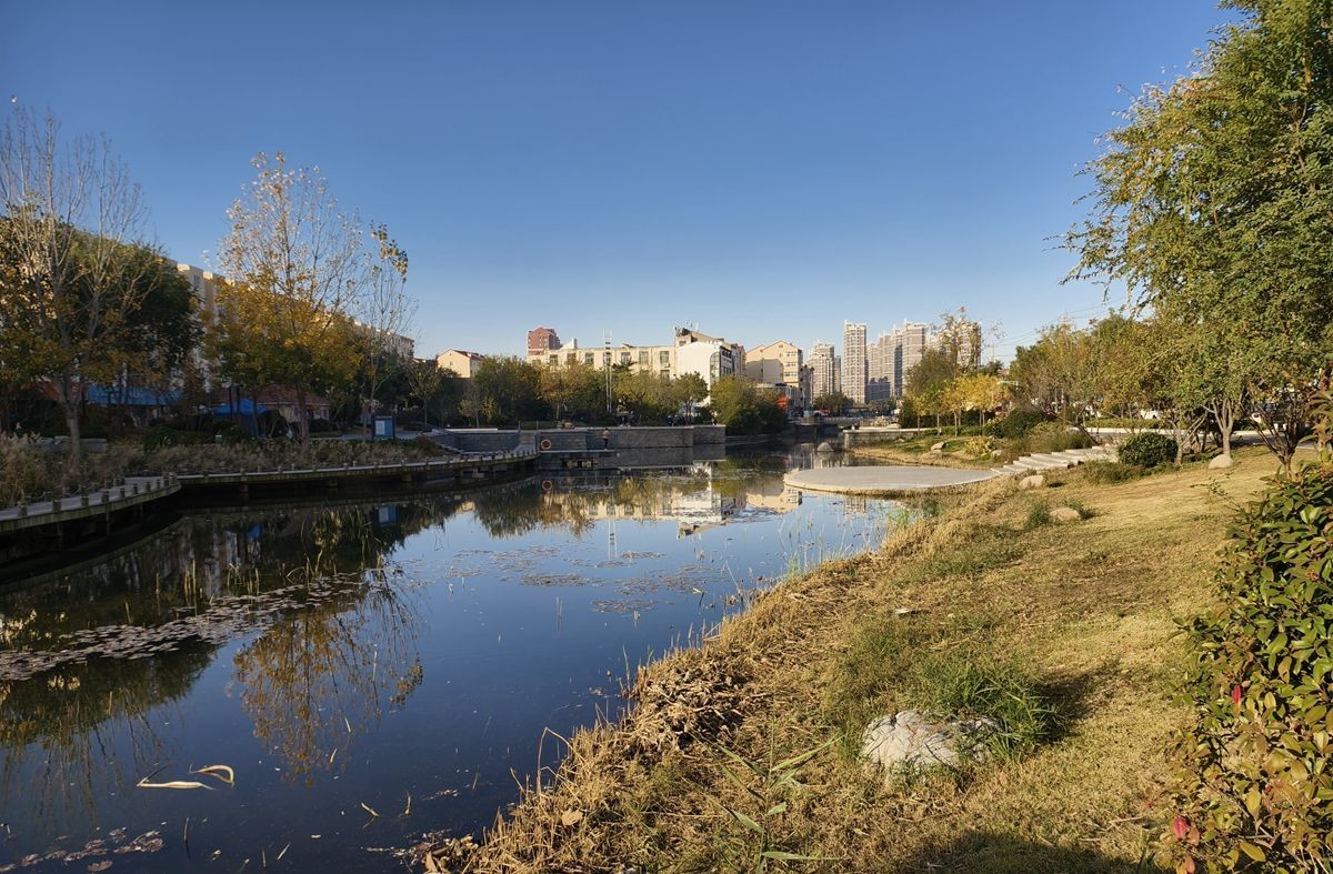 初冬晴朗的早晨