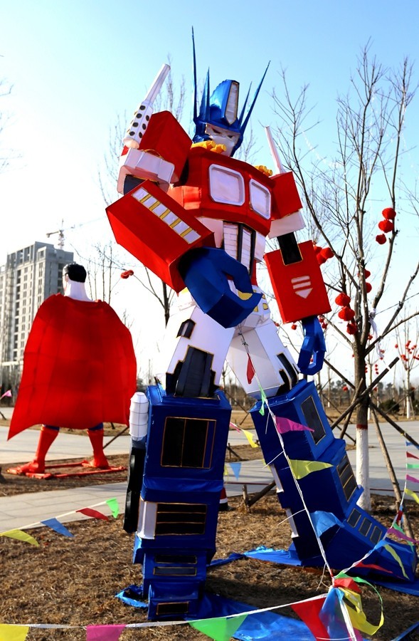 《不老松：纪实摄影》儿童们最喜欢的：变形金钢！ (2