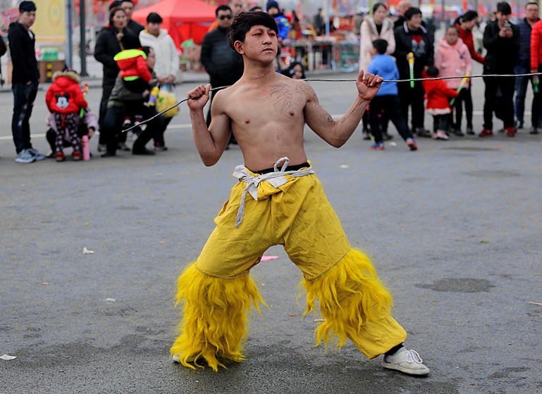 《不老松：纪实摄影》廟会上的杂技表演：气功：拉直铁条！(1)