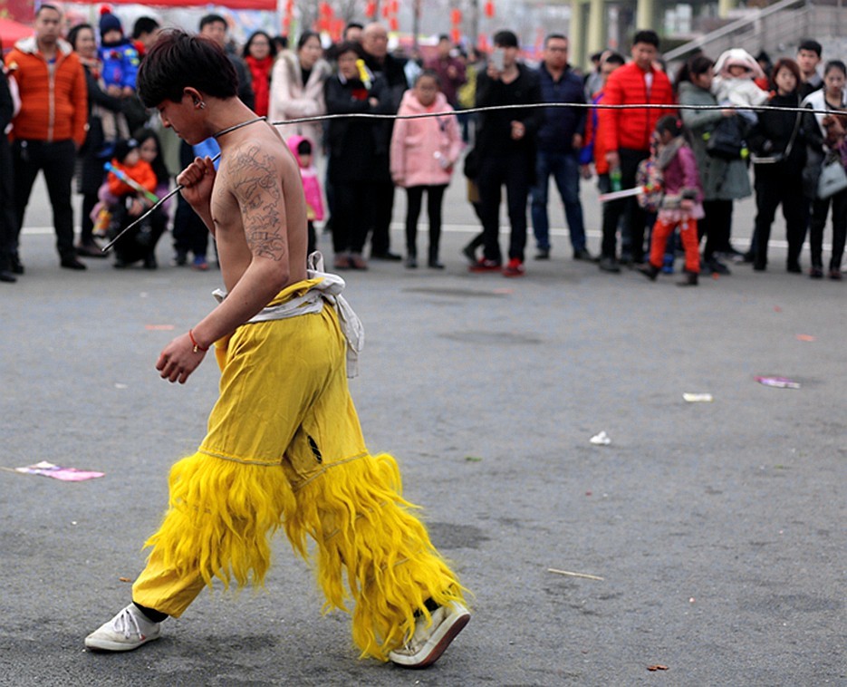 《不老松：纪实摄影》廟会上的杂技表演：气功：拉直铁条！(1)