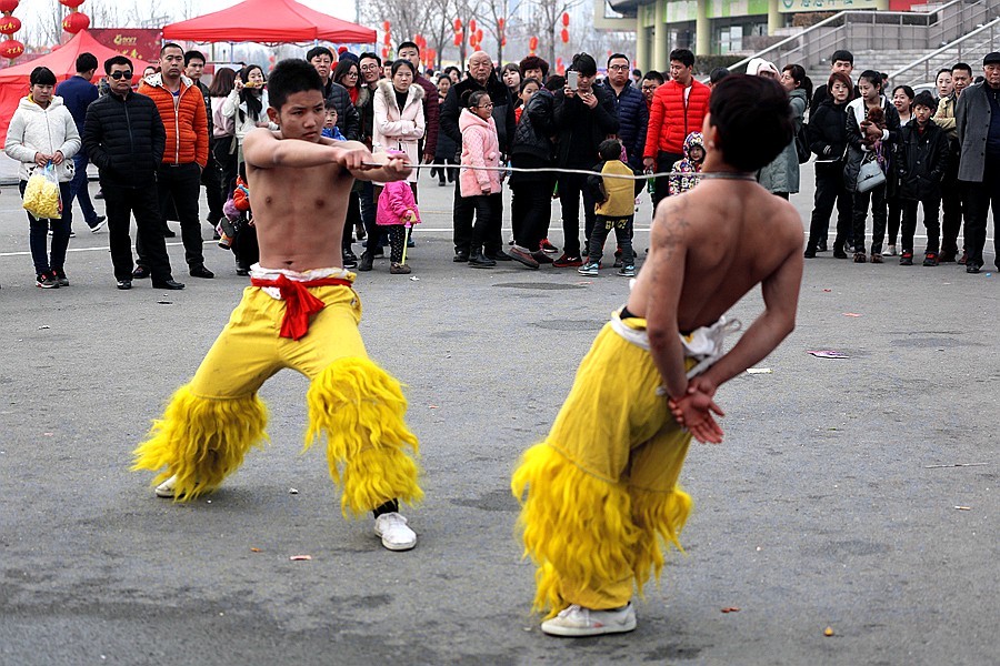 《不老松：纪实摄影》廟会上的杂技表演：气功：拉直铁条！(1)