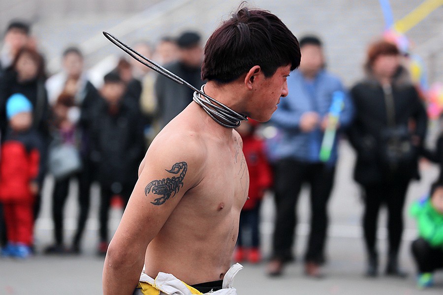 《不老松：纪实摄影》廟会上的杂技表演：气功：拉直铁条！(1)