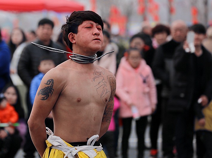 《不老松：纪实摄影》廟会上的杂技表演：气功：拉直铁条！(1)