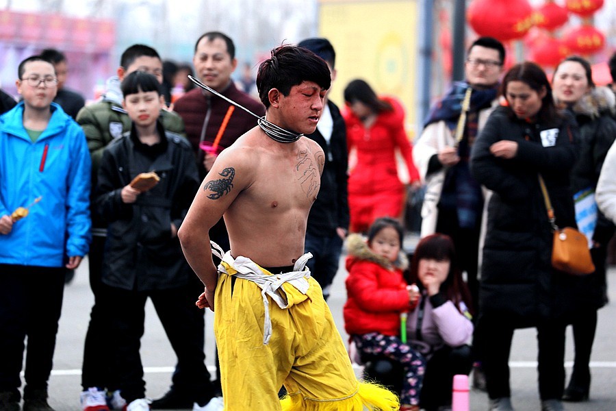 《不老松：纪实摄影》廟会上的杂技表演：气功：拉直铁条！(1)