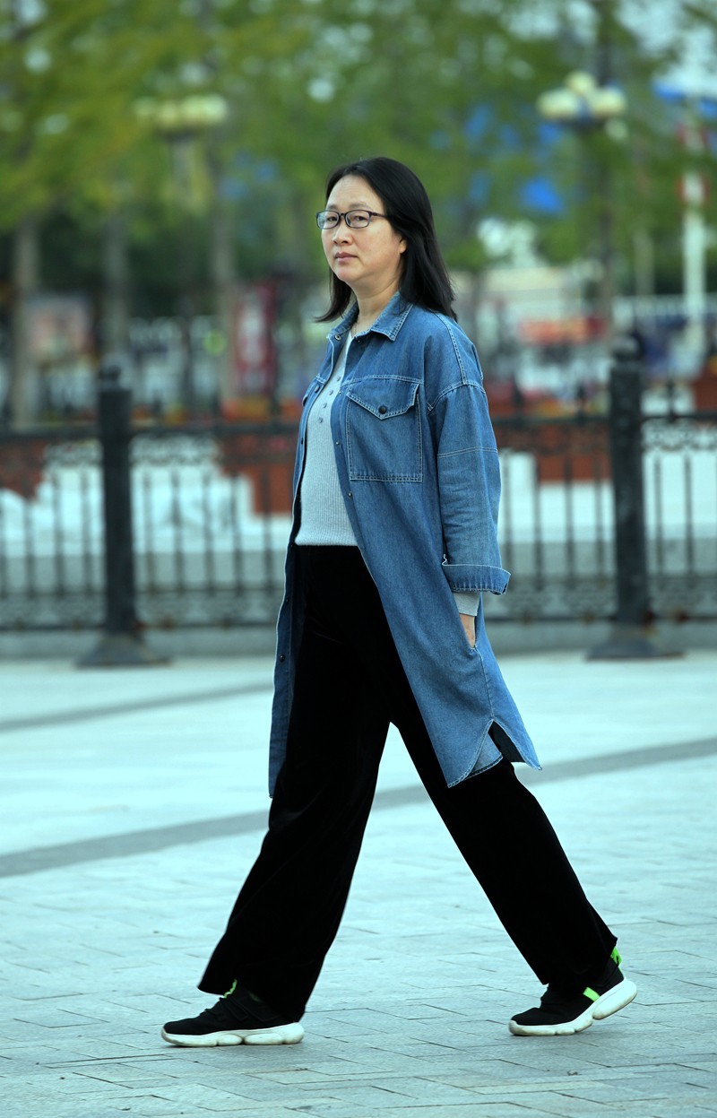 定点抓拍  好好走路  别看镜头  2