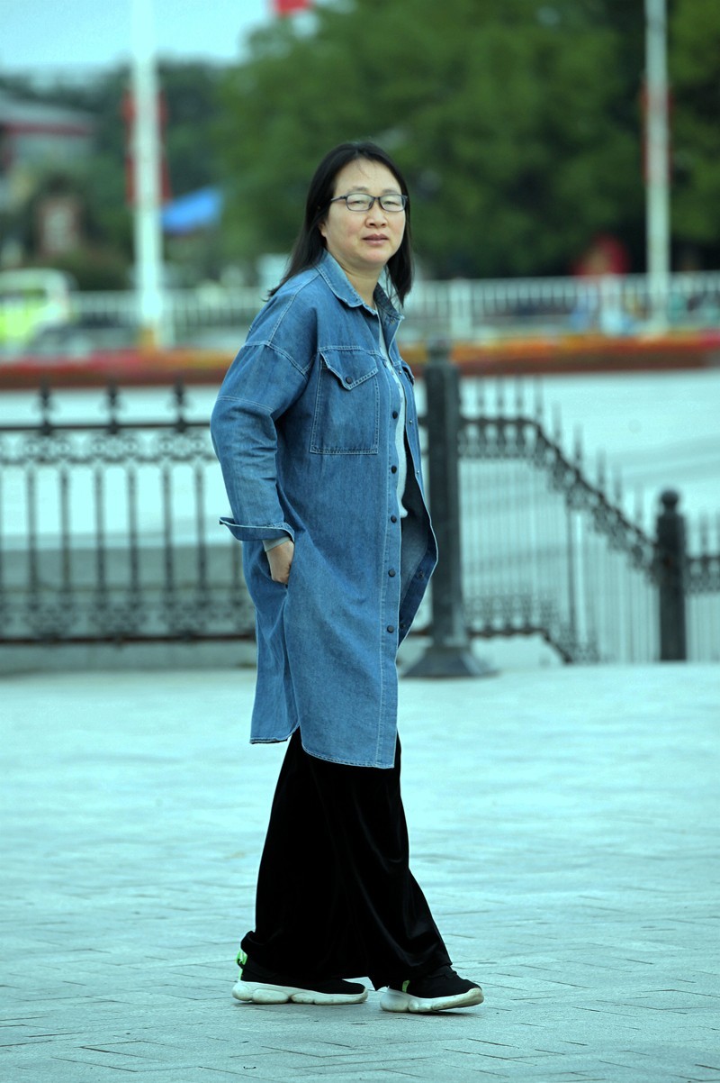 定点抓拍  好好走路  别看镜头  2