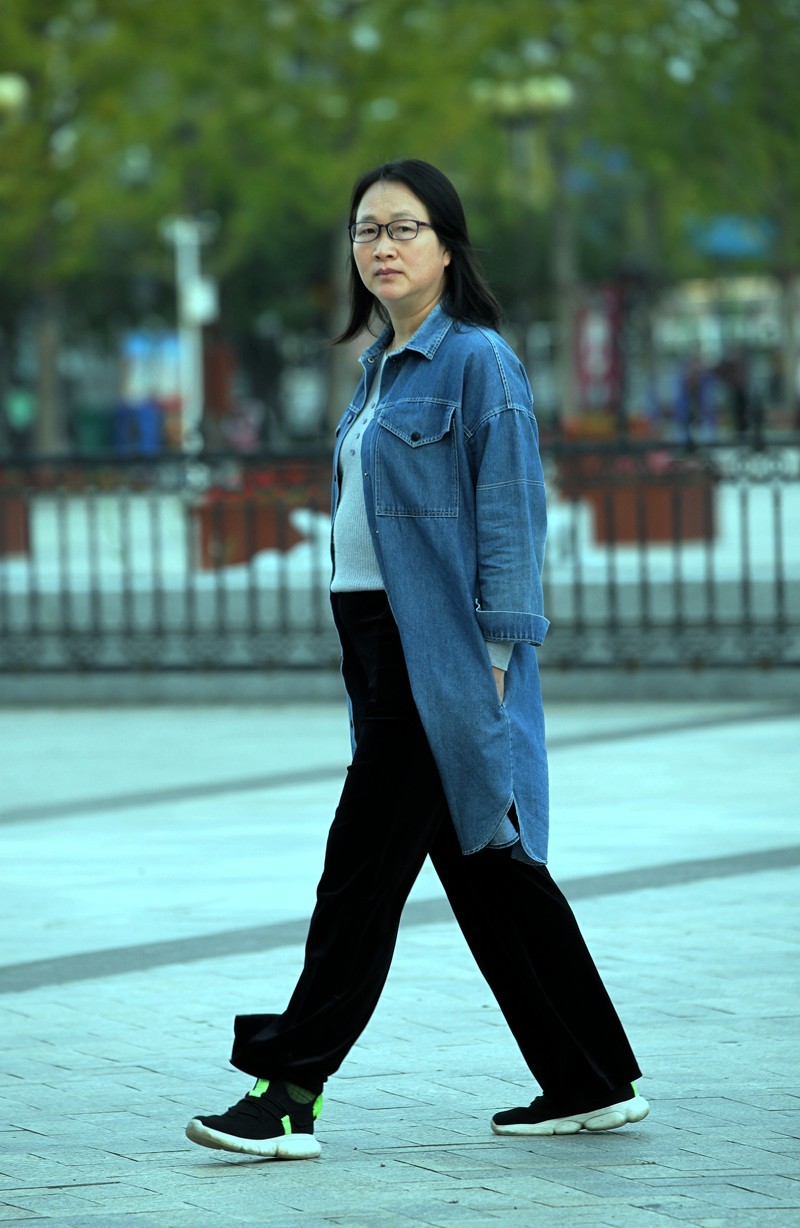 定点抓拍  好好走路  别看镜头  2