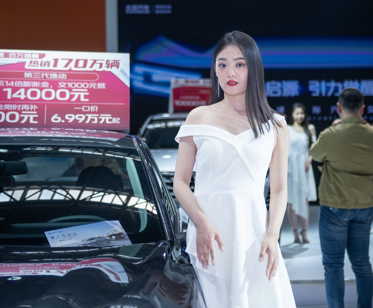 天津国际汽车交易会上的美女车模