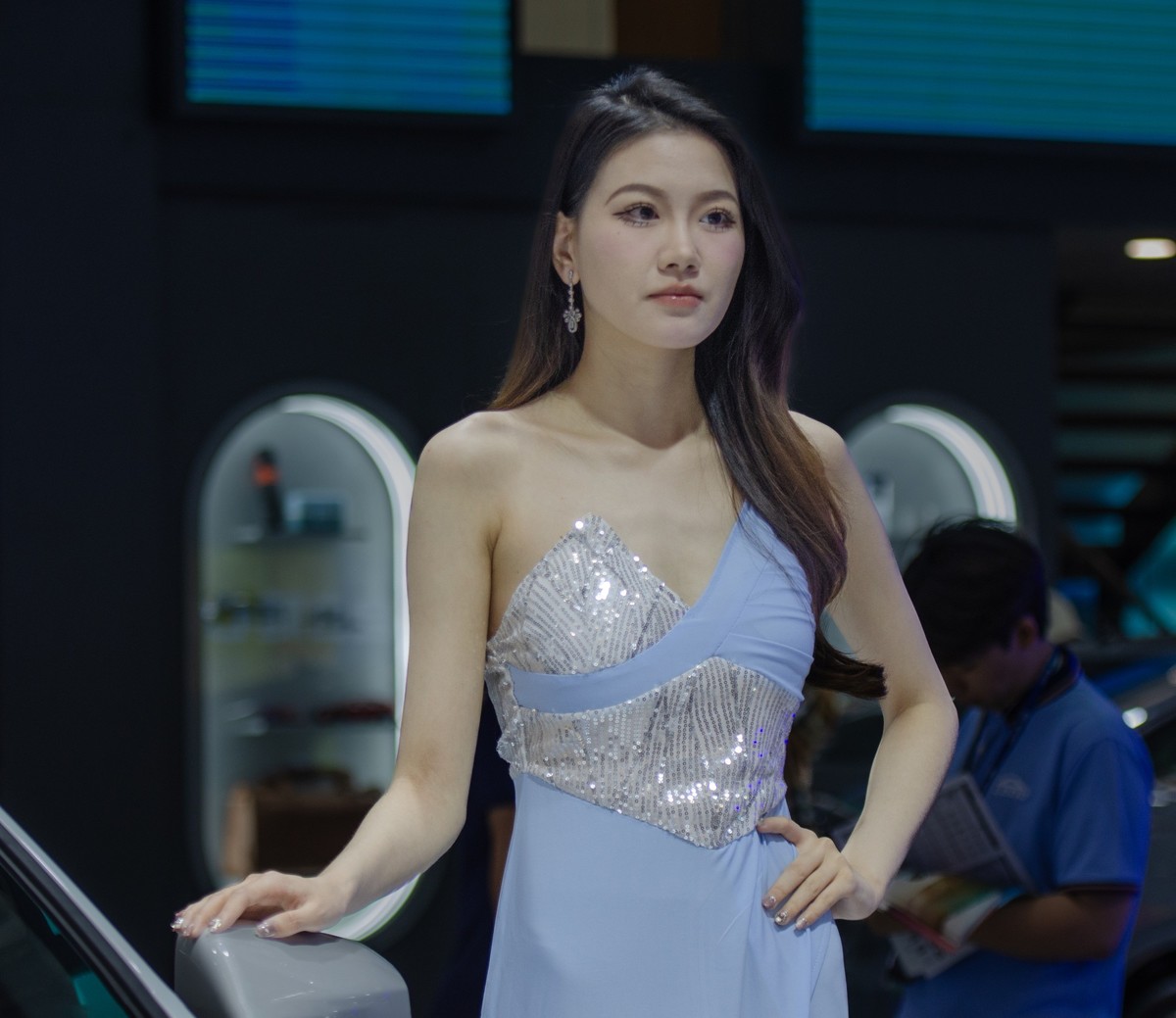 天津国际汽车交易会上的美女车模