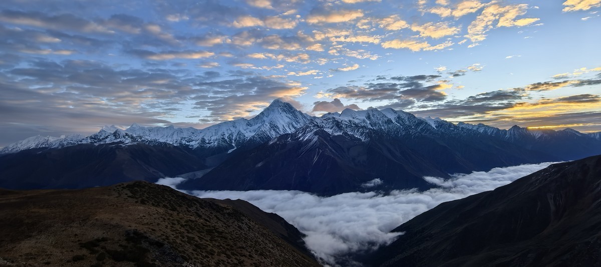 贡嘎山之日出风光
