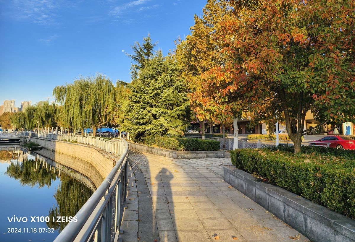 初冬晴朗的早晨