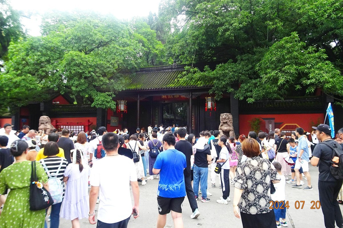 络绎不绝的武侯祠游客