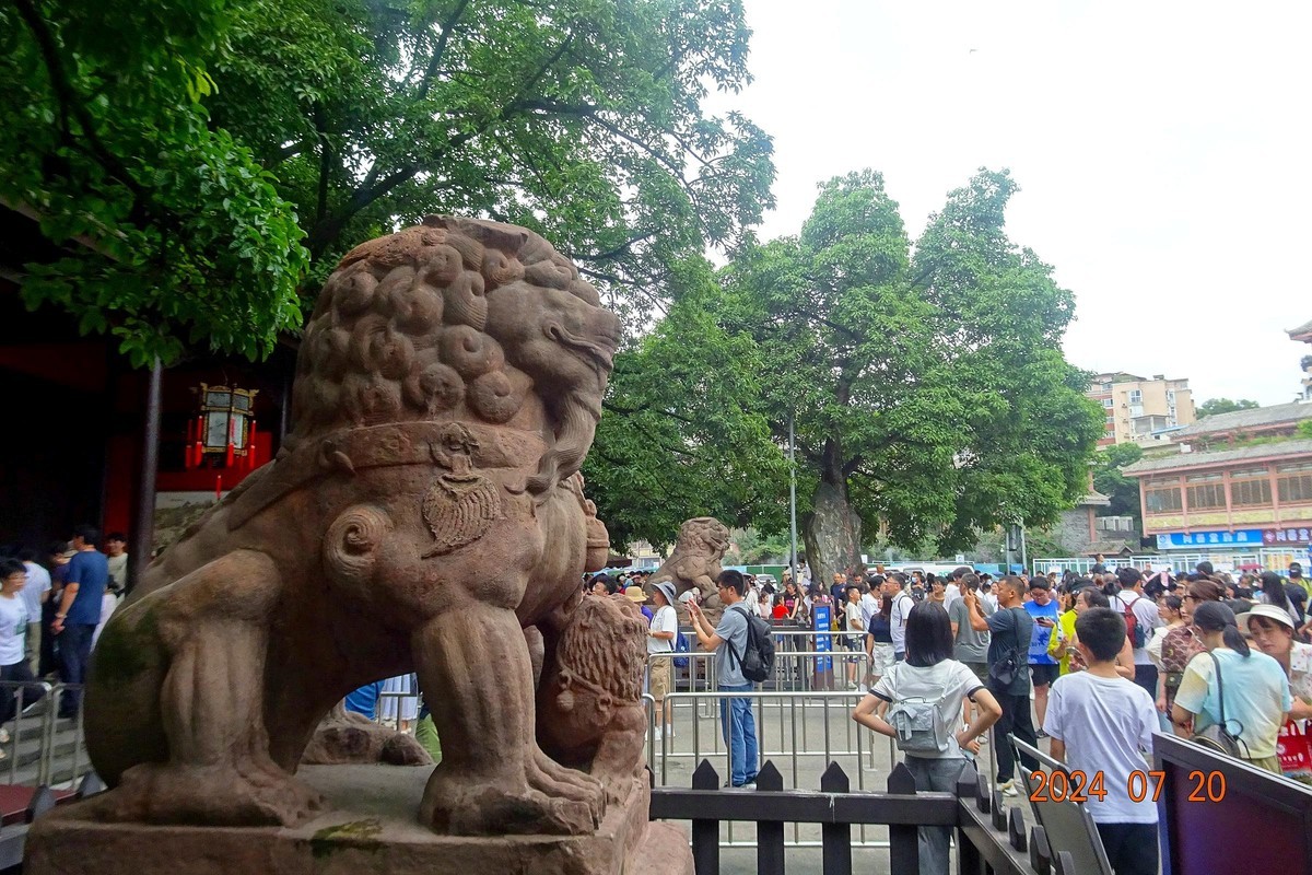 络绎不绝的武侯祠游客